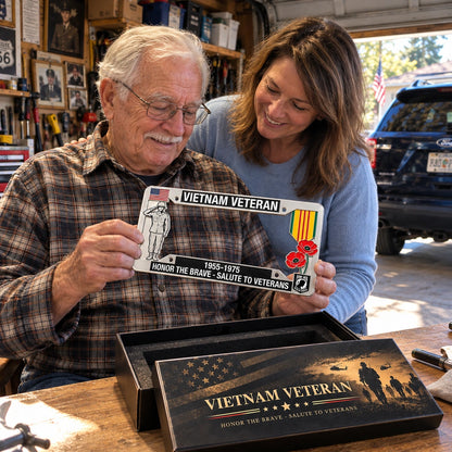 🇺🇸 Vietnam Veteran Commemorative Metal License Plate Frame – Honor the Brave, Military Tribute Gift 🎖️