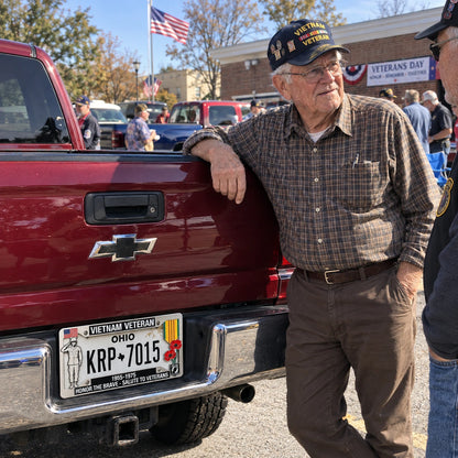 🇺🇸 Vietnam Veteran Commemorative Metal License Plate Frame – Honor the Brave, Military Tribute Gift 🎖️